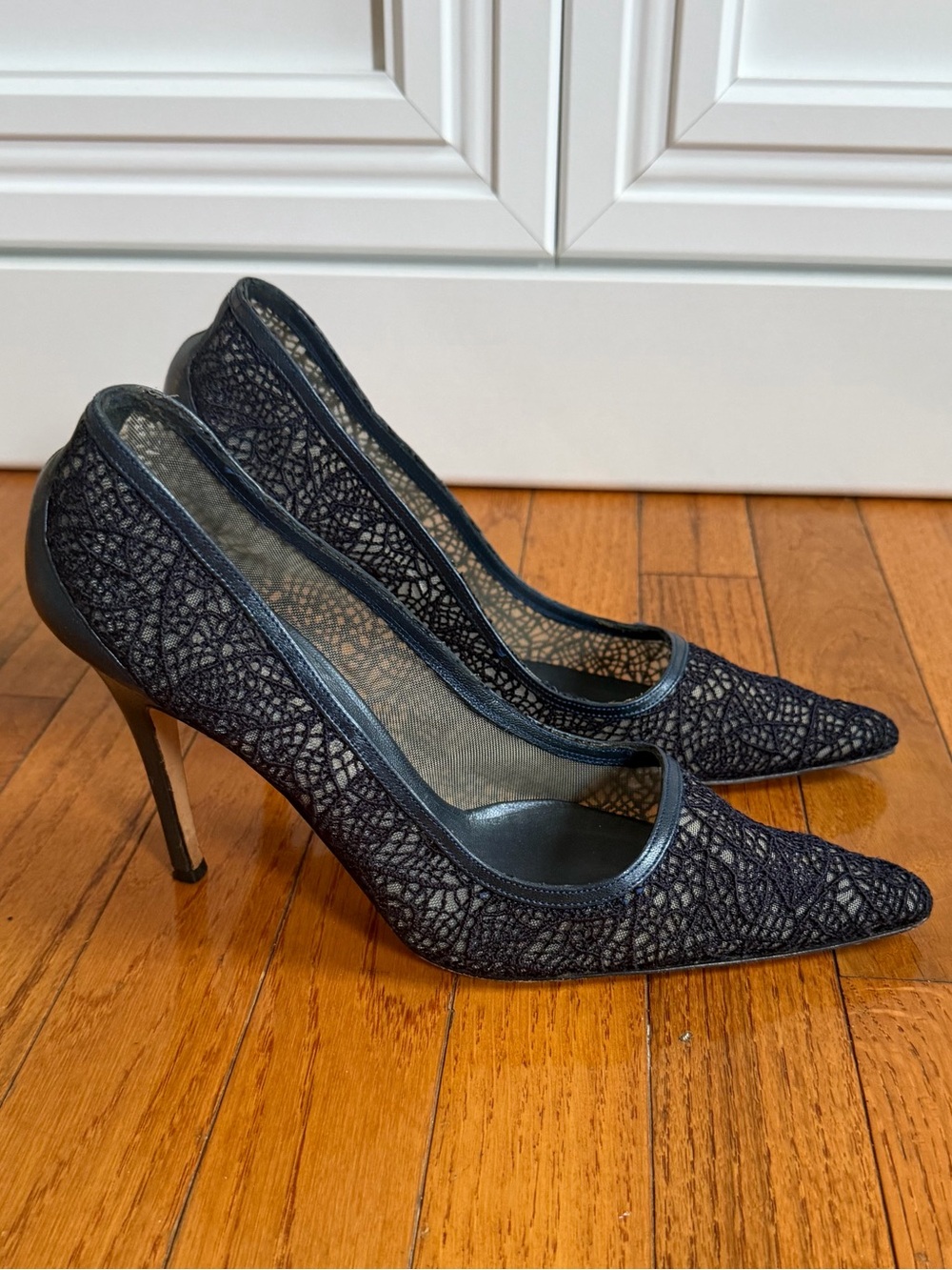 Manolo Blahnik Navy Lace Pointed Toe Stiletto Pumps EU 41 (US 9.5 - US 10)